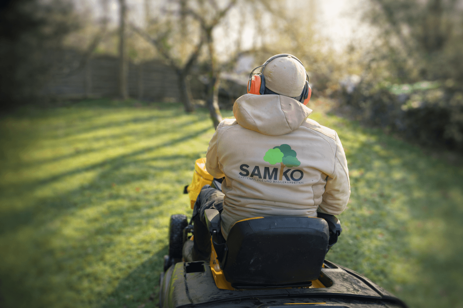 Samko-Mitarbeiter beim Mähen im Abendlicht
