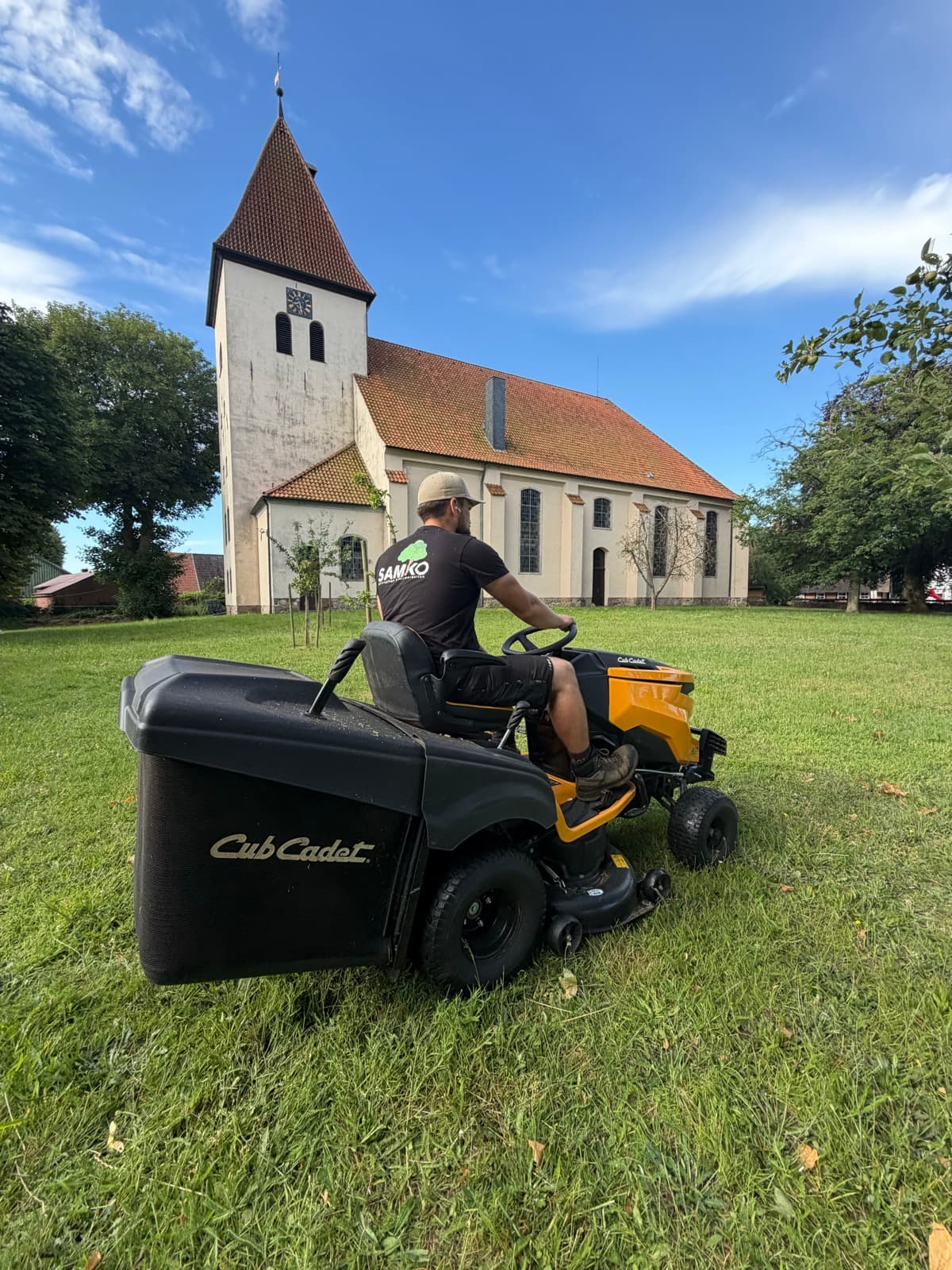 Großflächenmähen an der Kirche