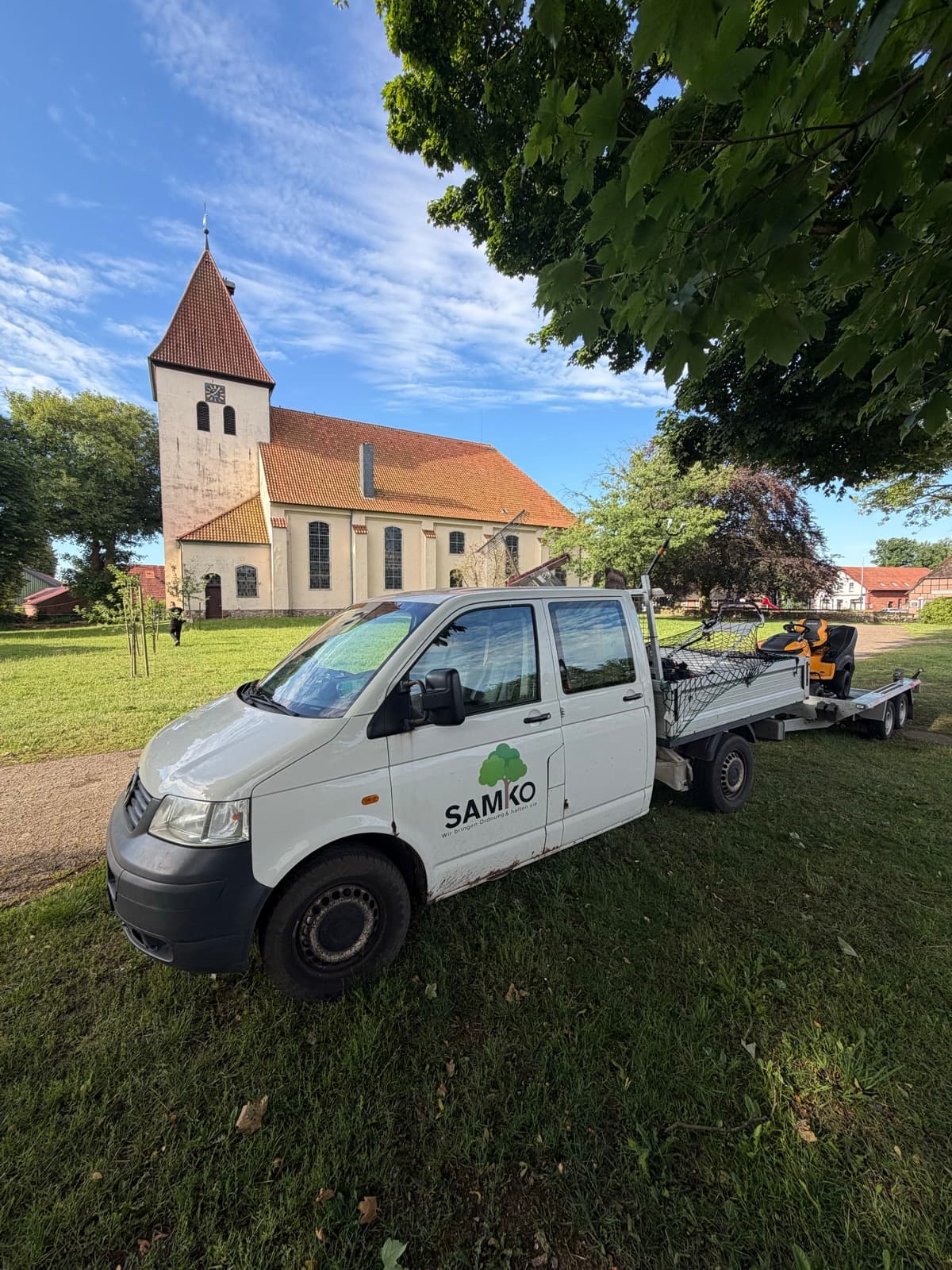 SAMKO im Einsatz – Firmenwagen mit Anhänger